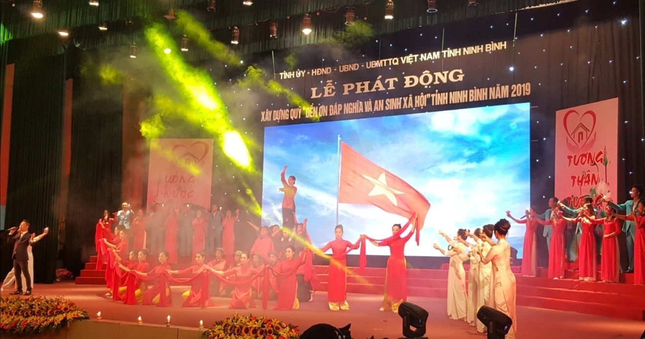 Nhà hát Chèo Ninh Bình biểu diễn tại Lễ phát động xây dựng quỹ “Đền ơn đáp nghĩa và An sinh xã hội” tỉnh Ninh Bình năm 2019