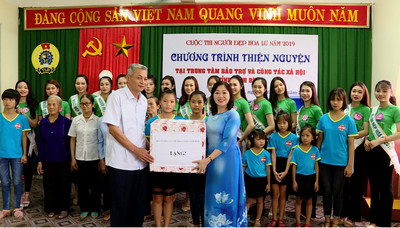 Thí sinh Cuộc thi Người đẹp Hoa Lư tặng quà Trung tâm Bảo trợ xã hội tỉnh