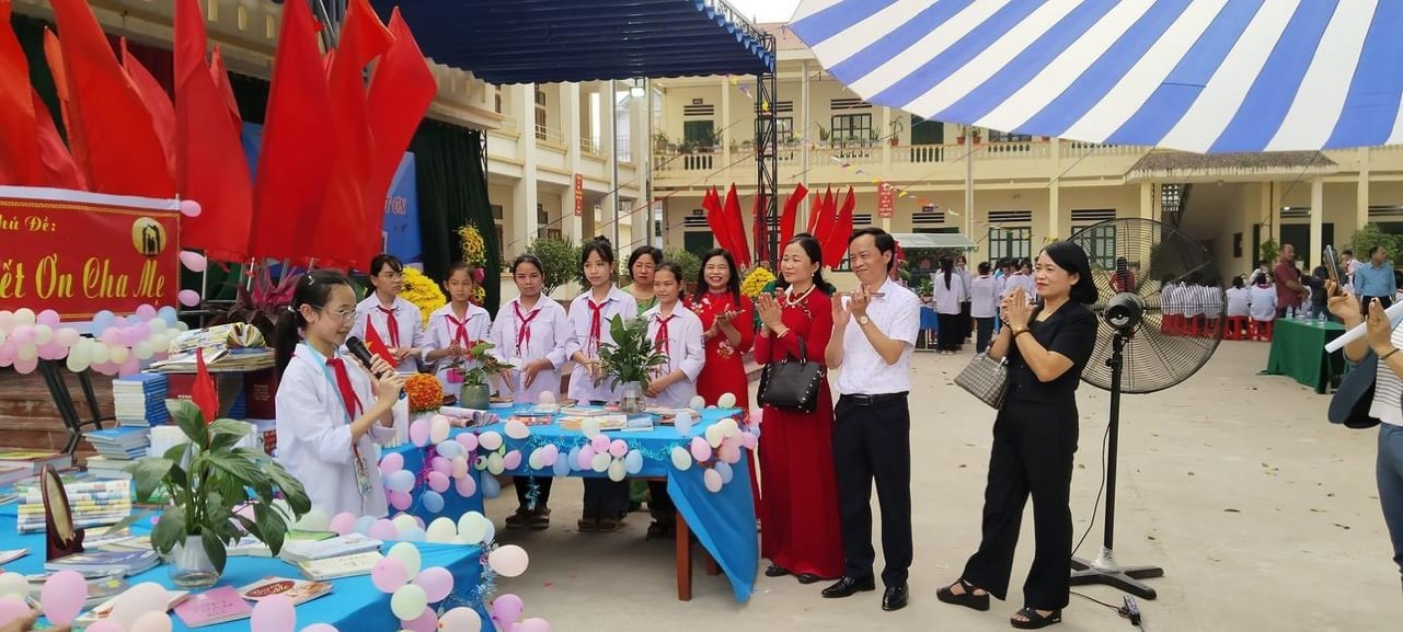 Thư viện tỉnh Ninh Bình tổ chức chương trình ngoại khóa Giáo dục kỹ năng sống - Giá trị của lòng biết ơn tại trường THCS Phú Lộc, xã Phú Lộc huyện Nho Quan