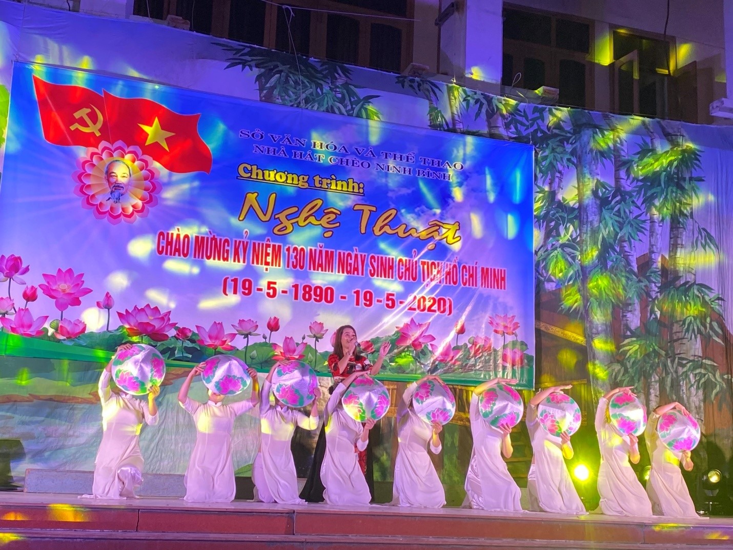 Rực rỡ sắc màu chương trình Nghê thuật chào mừng kỷ niệm 130 năm  ngày sinh Chủ tịch Hồ Chí Minh