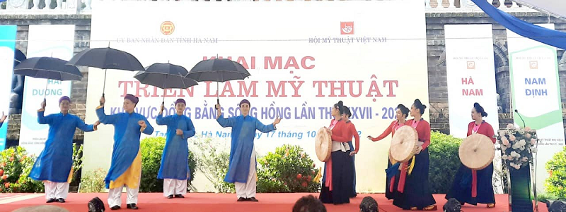 Các hoạ sỹ câu lạc bộ Trung tâm Văn hoá tỉnh Ninh Bình tham gia triển lãm Đồng bằng Sông Hồng lần thứ 27
