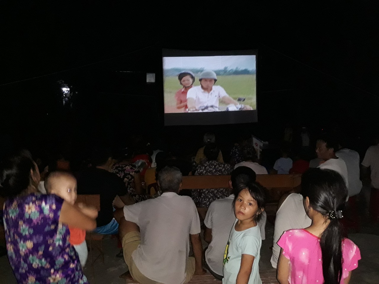 Chiếu phim phục vụ nhân dân xã Yên Thành, huyện Yên Mô