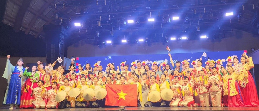 Đoàn Nghệ thuật Trung tâm Văn hoá tỉnh Ninh Bình tham gia “Liên hoan múa các dân tộc quốc tế lần thứ nhất” tại thành phố Asan Hàn Quốc.