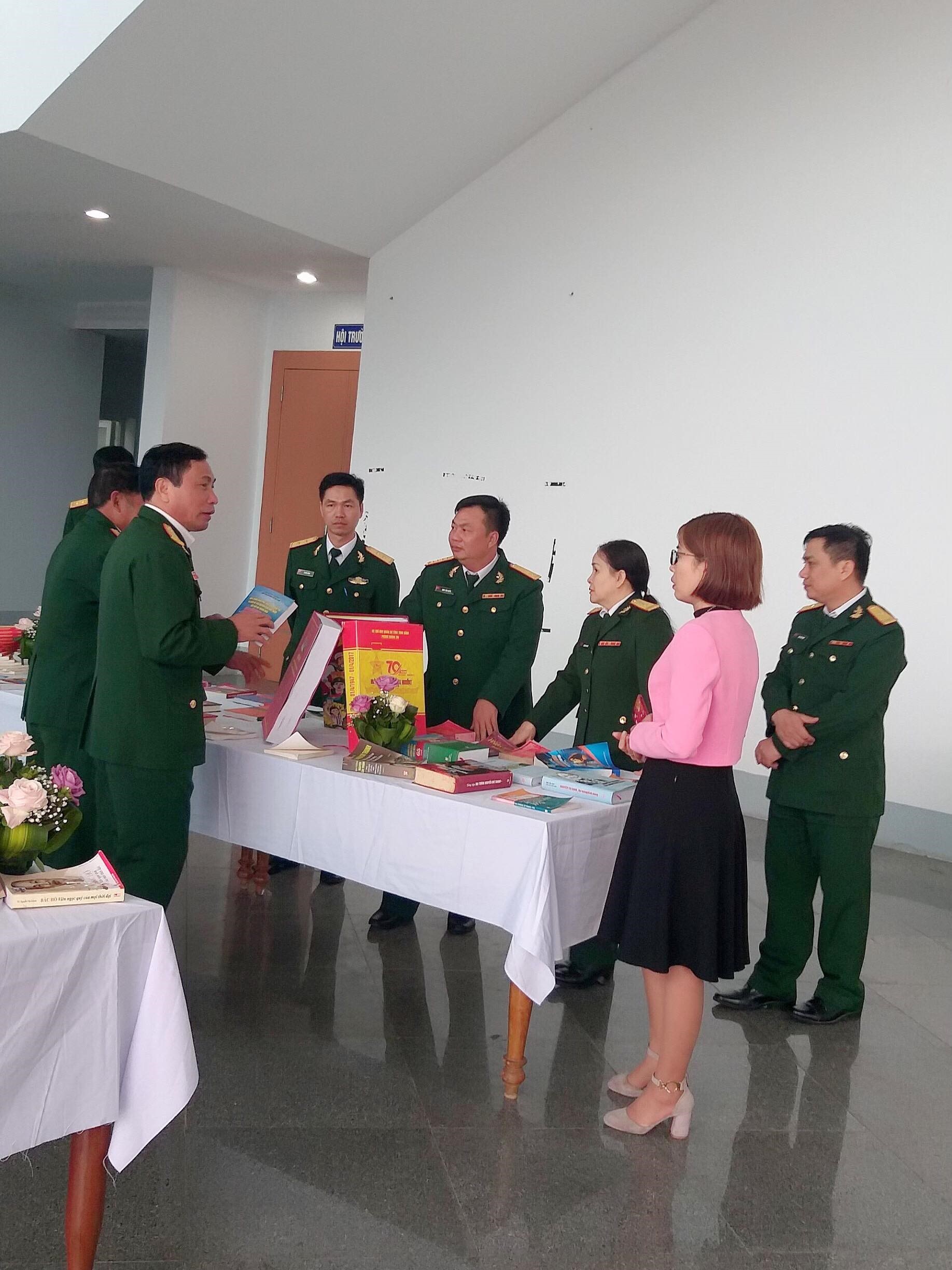 Thư Viện Tỉnh Ninh Bình Phối Hợp Tổ Chức Lễ Kỷ Niệm 30 Năm Ngày Hội Quốc Phòng Toàn Dân Và 75 Năm Ngày Thành Lập Quân Đội Nhân Dân Việt Nam