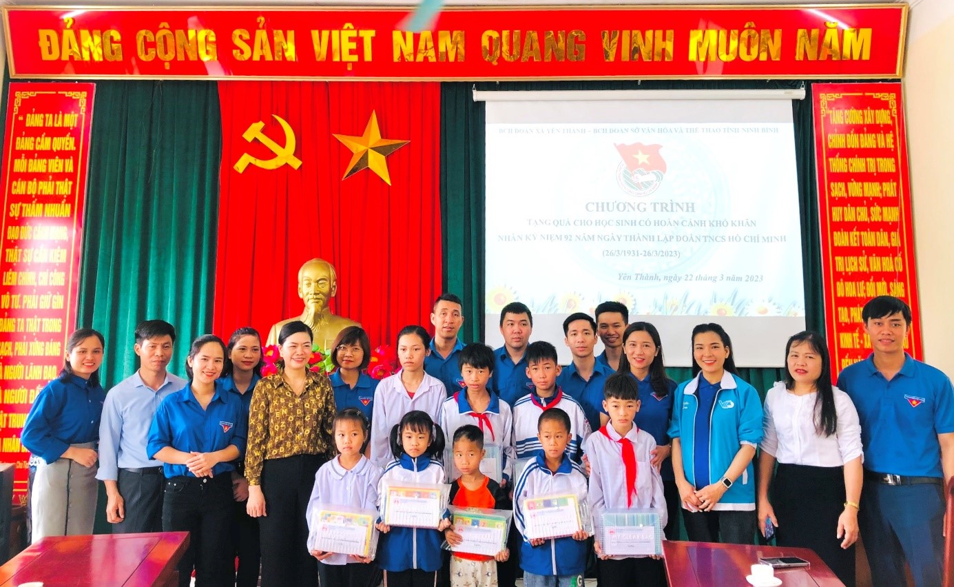 Đoàn cơ sở Sở Văn hóa và Thể thao tổ chức thăm hỏi, tặng quà  các em học sinh nghèo vượt khó tại xã Yên Thành, huyện Yên Mô