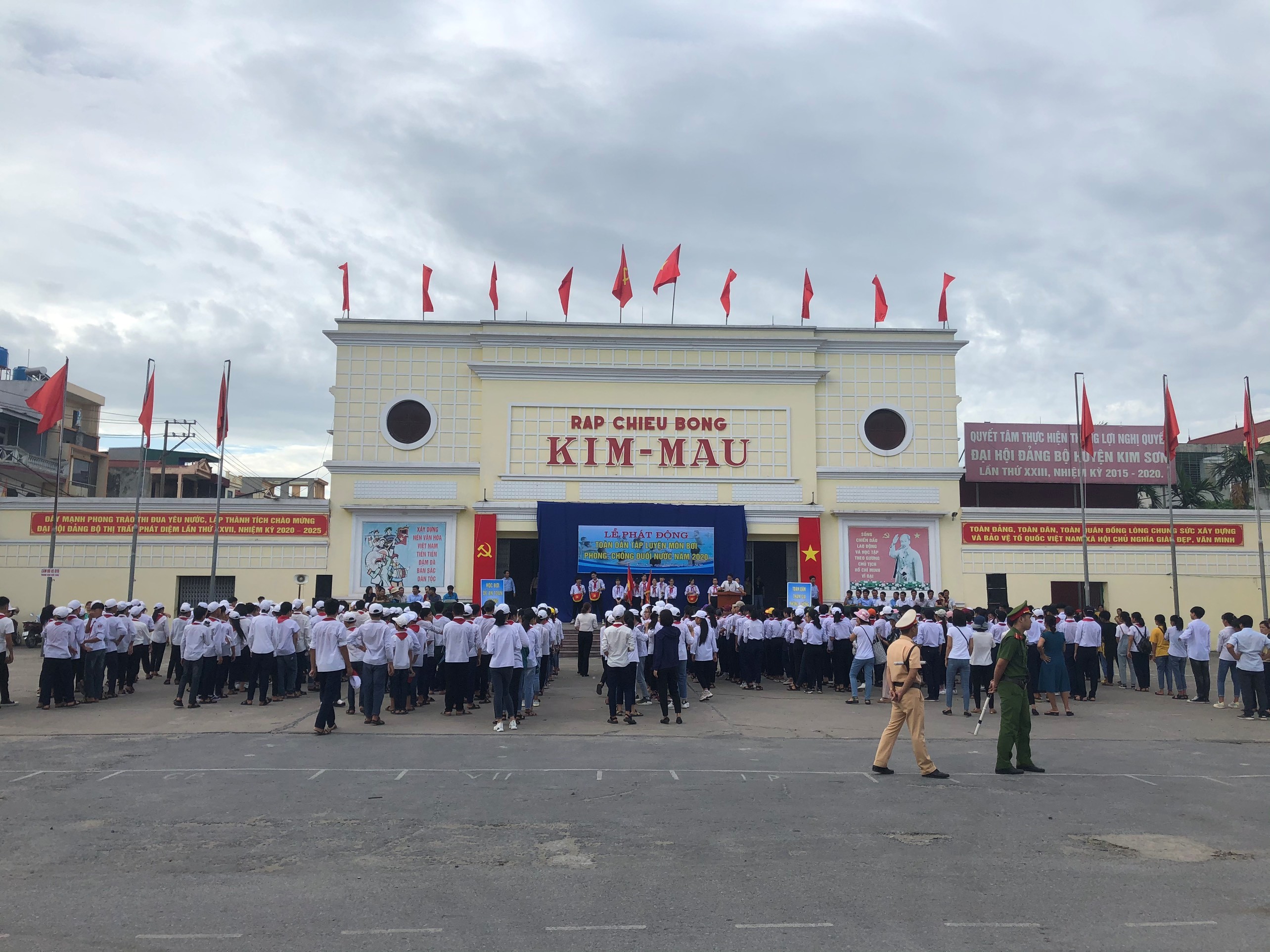 Huyện Kim Sơn tổ chức Lễ phát động toàn dân tập luyện môn bơi,  phòng chống đuối nước năm 2020